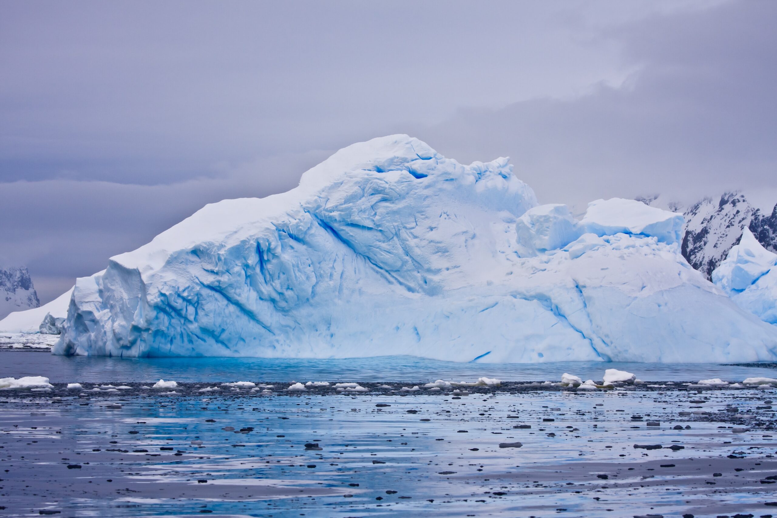antarctic-glacier-9KMSFGD-min