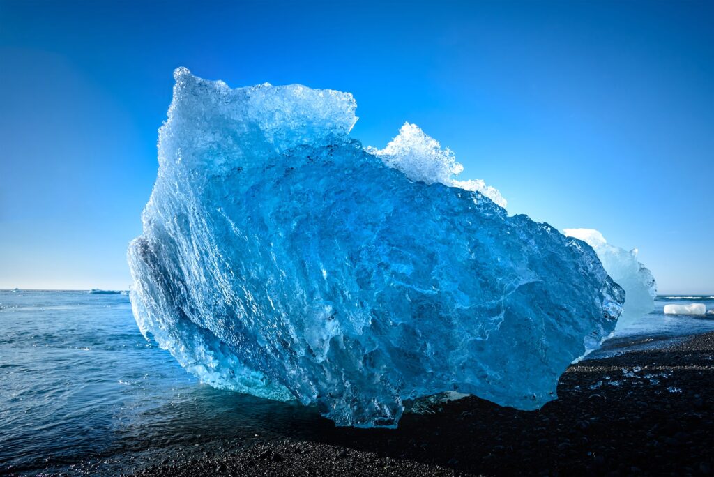 blue-iceberg-in-jokulsarlon-glacier-lake-south-ice-JMKSGBT-min